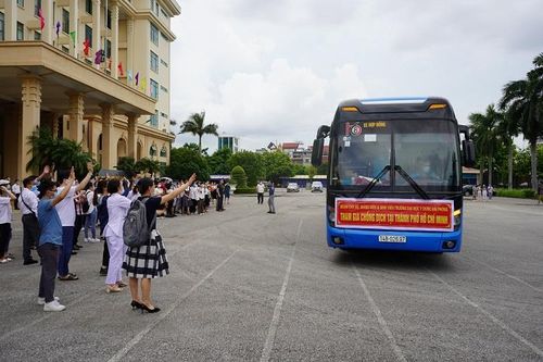 Hơn 500 bác sĩ, sinh viên tình nguyện vào miền Nam chống dịch