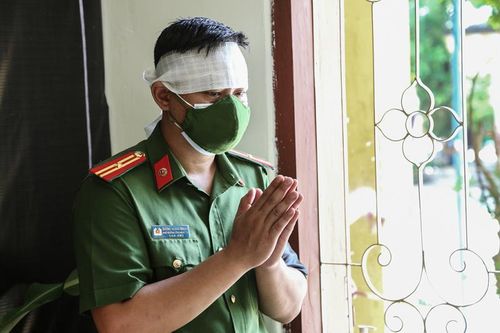 Bố mất không thể về chịu tang, Thiếu tá công an bái vọng từ nơi chống dịch