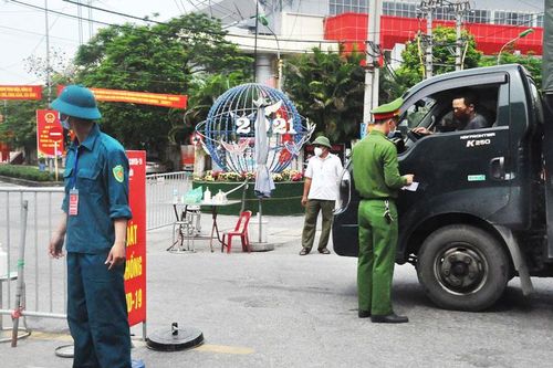 Các tổ công tác liên ngành xử phạt 72 trường hợp không có giấy đi đường