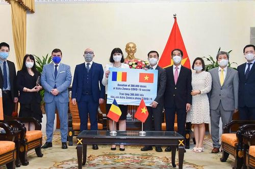 Tiếp nhận 300.000 liều vắc xin ngừa Covid-19 do Chính phủ Romania gửi tặng