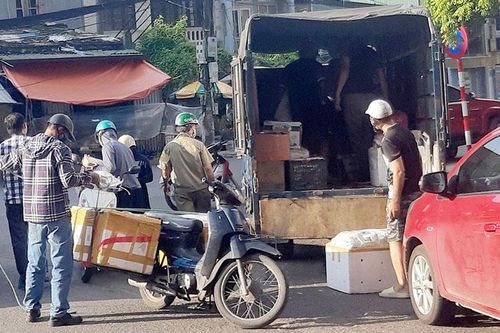 Hà Nội yêu cầu thu hồi thẻ 'luồng xanh' các ô tô lập 'bến cóc' giao nhận hàng hóa