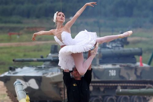 Múa ballet trên xe tăng T-72B3M tại Army Games 2021