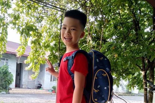 Phụ huynh cho con học lớp 1 ở quê để được đến trường