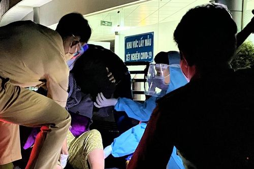 CSGT trực chốt đưa cụ bà đi cấp cứu