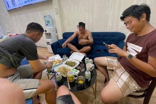 Lén tụ tập ăn nhậu còn chụp ảnh đăng Facebook