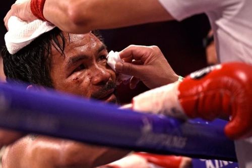 Pacquiao bị đau mắt sau trận tranh đai WBA Super