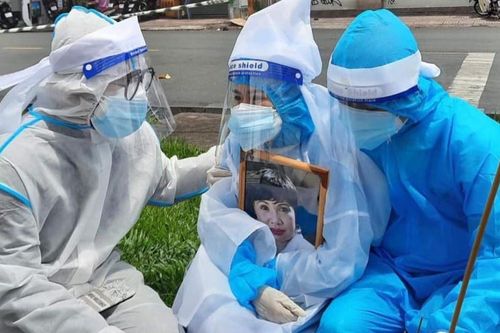 Ngọc Huyền, Kim Tiểu Long khóc tiễn biệt nghệ sĩ Bạch Mai