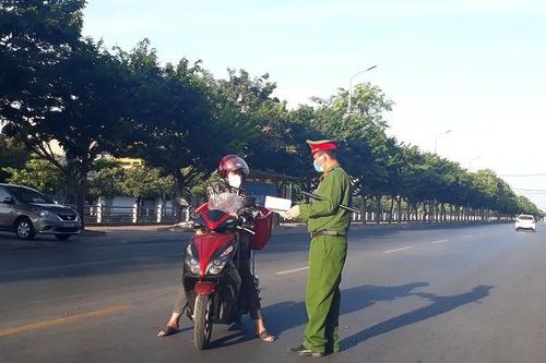 Nghệ An: TP Vinh những ngày giữa tâm dịch Covid-19 'ai ở đâu ở yên đó'