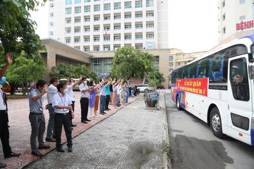 Thầy thuốc y dược học cổ truyền lên đường hỗ trợ TPHCM chống dịch