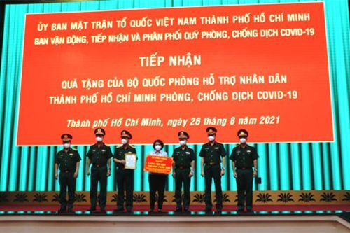 Bộ Quốc phòng trao quà trị giá 80 tỷ đồng hỗ trợ nhân dân TPHCM chống dịch