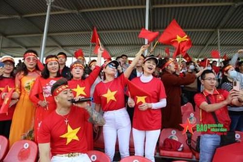 Đỏ thắm sắc cờ trên thao trường Alabino