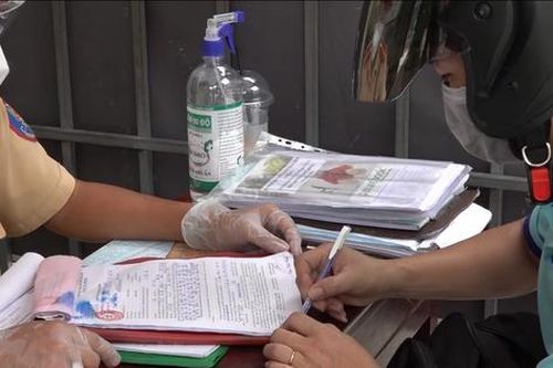 Công an TPHCM phát hiện người đi đường sử dụng giấy giả để qua chốt kiểm soát