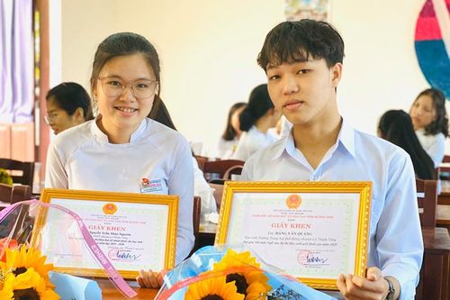 Nam sinh điểm 10 Ngữ văn tốt nghiệp THPT: 'Văn học giúp em được sống nhiều cuộc đời'