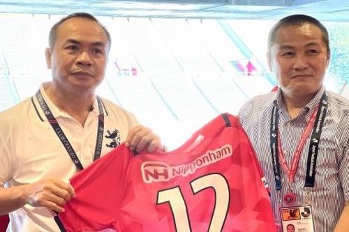 Tổng Lãnh sự Nguyễn Hồng Hà thăm CLB bóng đá Cerezo Osaka của thủ môn Đặng Văn Lâm