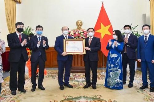 Văn phòng Bộ Ngoại giao đón nhận Huân chương Độc lập hạng Ba