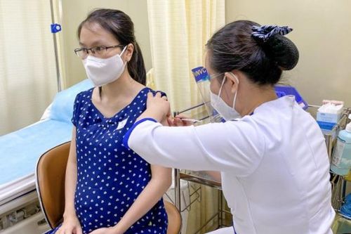 Phụ nữ mang thai lưu ý những gì trước và sau khi tiêm vắc xin COVID-19?
