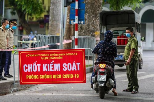 Hà Nội: Phát hiện giấy đi đường của người bán cá mới '8 tháng tuổi'