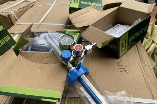 Núp bóng 'xe luồng xanh' để chở thiết bị y tế không rõ nguồn gốc