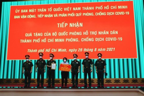 Bộ Quốc phòng trao 80 tỷ đồng hỗ trợ TP. HCM chống dịch