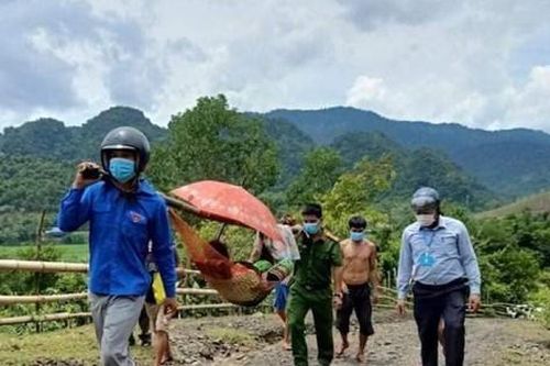 Sản phụ mới sinh ngất bên đường được tổ tuyên truyền Chỉ thị 15 dùng võng đưa về nhà