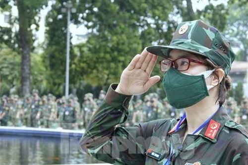 Bác sỹ, học viên Học viện Quân y: 'Giúp được gì các mẹ, các chị, chúng em cố gắng hết sức'