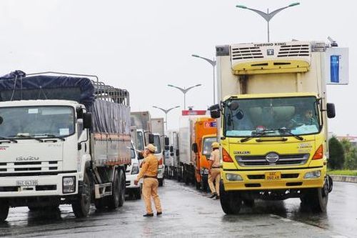 Tài xế mỏi mòn chờ giải quyết thủ tục