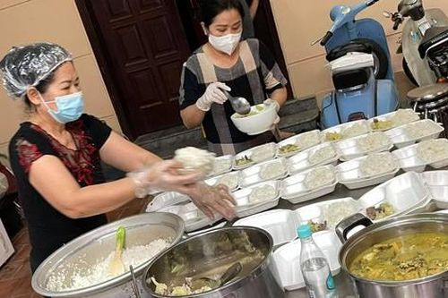 Những bếp ăn miễn phí 'đỏ lửa' ngày đêm giúp người nghèo Hà Nội khi giãn cách