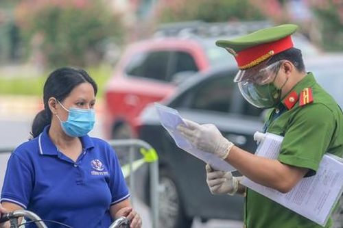 Hà Nội phát hiện Giấy đi đường của người bán cá mới '8 tháng tuổi'