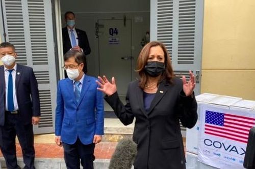 Phó Tổng thống Mỹ Kamala Harris chứng kiến lễ trao vắc-xin cho Hà Nội