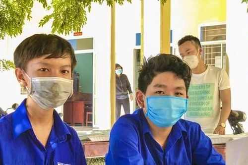Xúc động những nam sinh tuổi thiếu niên xin tình nguyện ở khu cách ly