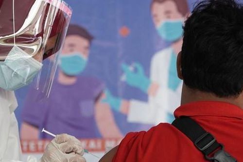 Quan chức cấp cao Indonesia tiêm vắc-xin liều ba khi mới 22% dân số được tiêm chủng?