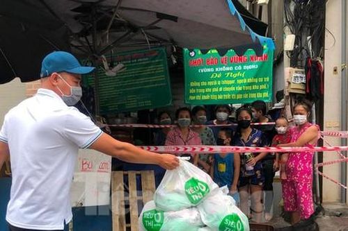 Gia đình có 12 F0 xúc động khi nhận gạo, mì gói...từ siêu thị 0 đồng