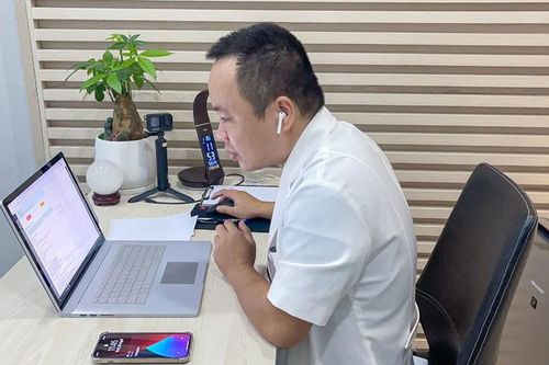 Bác sĩ trắng đêm tư vấn giúp F0 103 tuổi vượt nguy kịch