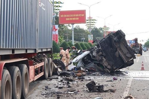 Đầu xe container rơi xuống đường sau va chạm, người phụ nữ tử vong