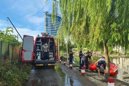 Hai chị em rơi xuống hồ nước mất tích