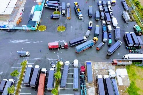 Cần Thơ chưa bỏ quy định 'sang xe, đổi tài,' lưu thông hàng hóa ùn tắc