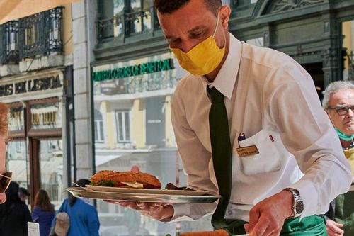 Thực khách hào phóng tặng các nhân viên nhà hàng 10.000 USD