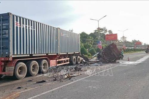 Va chạm xe container với xe bơm bê tông, một phụ nữ tử vong