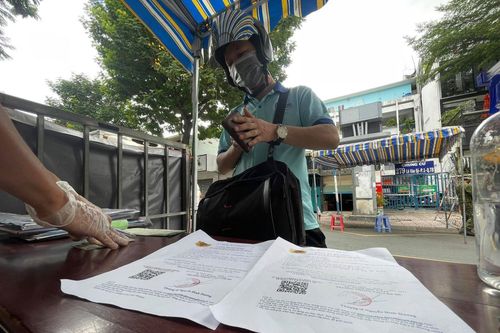 TP Hồ Chí Minh: Nhân viên công ty dùng 2 giấy đi đường giả để qua chốt kiểm soát