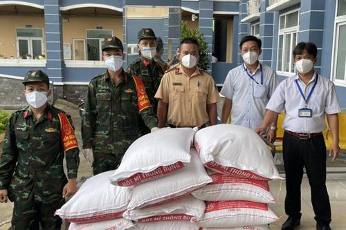 CSGT TP Hồ Chí Minh trao tặng một tấn gạo cho người nghèo bị ảnh hưởng dịch COVID-19