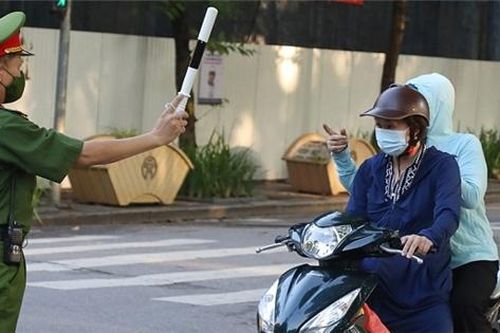 Hơn 26.700 người ra đường 'không thực sự cần thiết' trong 1 tháng