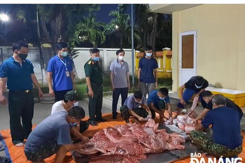 Bộ đội mổ heo phân bổ đến các điểm bán hàng lưu động