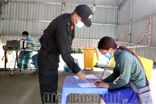 Kiên trì, vượt khó bám chốt kiểm dịch