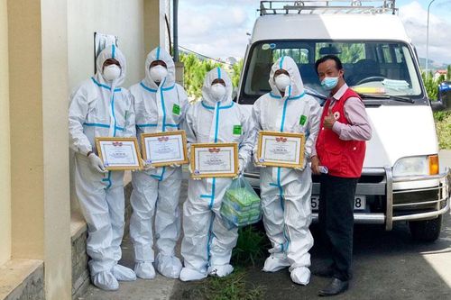 Khen thưởng đột xuất cho Đội tình nguyện xã hội Suối Vàng - Đà Lạt