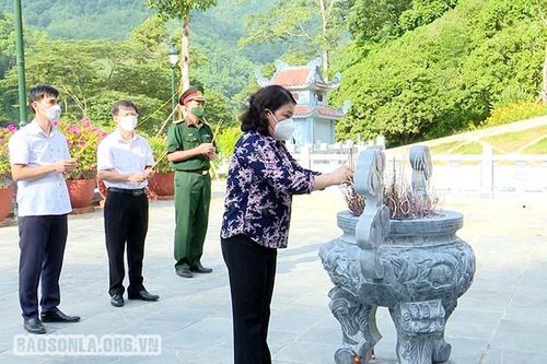 Dâng hương tưởng niệm tại Đền thờ Đại tướng Võ Nguyên Giáp