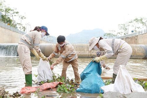 Những lao công gồng mình trong đại dịch