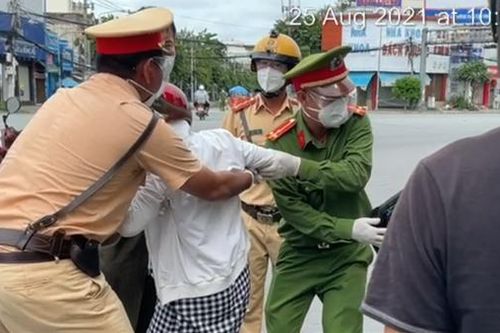 Sau va chạm, thai phụ 37 tuần tuổi được Tổ kiểm soát dịch đưa vào viện