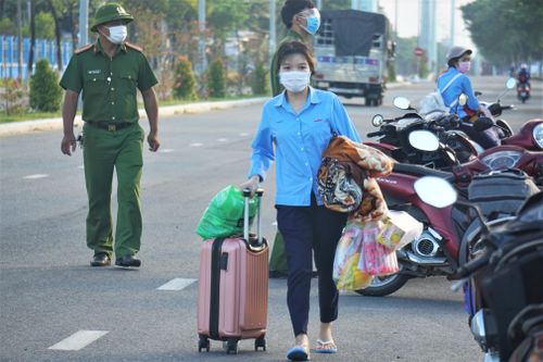 Công nhân Đà Nẵng tranh thủ giờ đổi ca, tiếp tục sản xuất '3 tại chỗ'
