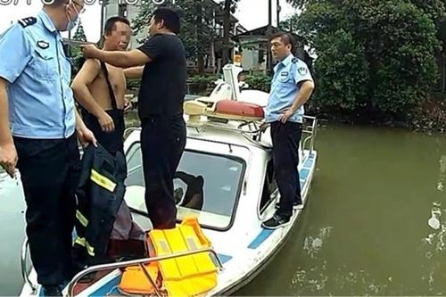 Vội cứu người 'chết đuối', cảnh sát phát hiện sự thật dở khóc dở cười