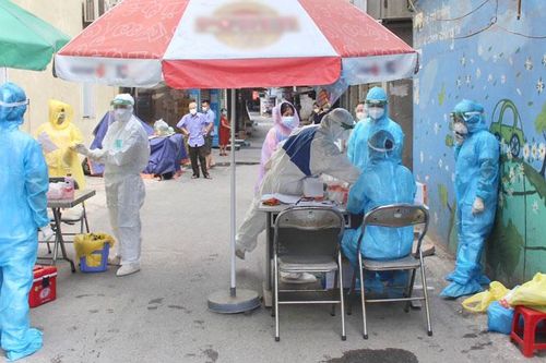 Hỗ trợ nhu yếu phẩm cho người dân liên quan đến 86 ca F0 ở phường Thanh Xuân Trung
